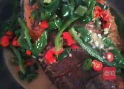 Illustration of how to make minced pepper fish 3