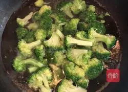 Illustration of how to stir-fry seafood broccoli 3