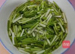 Illustration of how to make fried eggs with garlic sprouts 3