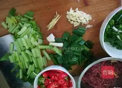 Illustration of how to cook beef and celery 1