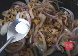 Illustration of how to make fried chicken intestines with onions 6
