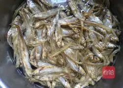 How to make crispy dried anchovies Illustration 1