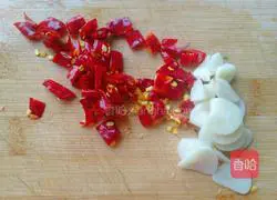 Illustration of how to make spicy stir-fried water spinach 4