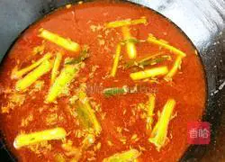 Illustration of how to stew mackerel in an iron pot 13