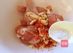 Illustration of how to make garlic-flavored roasted wing roots 4