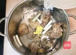 Illustration of how to cook ox tail bone and radish stew 7