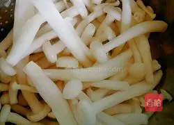 Illustration of how to make crucian carp white jade soup 4