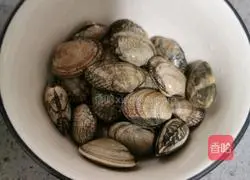 Illustration of how to make tin foil rice noodles 1