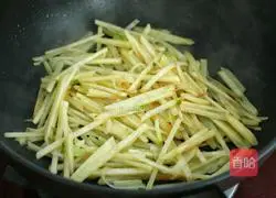 Illustration of how to make celery, lean meat and fried potatoes 7