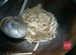 Illustration of how to make spicy fried tofu skin 2