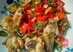 Illustration of how to stir-fry chicken wings with green and red peppers 7