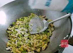 How to make scrambled eggs with spring bamboo shoots Illustration 5