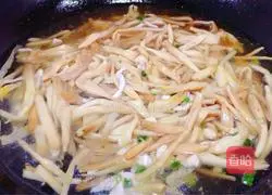 Illustration of how to stir-fry shredded pork with daylily 9