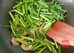 Quick and delicious recipe for stir-fried pork with garlic moss 3