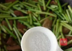 Illustration of how to stir-fry pork ribs and garlic sprouts 13