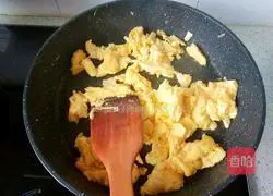 Illustration of how to make fried eggs with chives 6