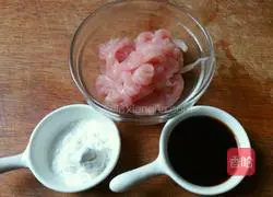 Illustration of how to make fried shredded pork with chives 3