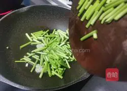 Illustration of how to make stir-fried beef with garlic moss 12