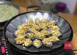An illustration of how to make steamed abalone with garlic 4