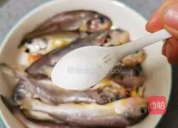 Illustration of how to make pan-fried small yellow croaker 5