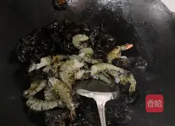 Illustration of how to make fried prawns with fungus 2