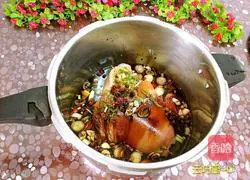 Illustration of how to make braised pork elbows with rock sugar 9