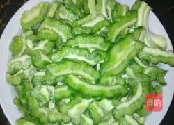 Illustration of how to make fried pork ribs with bitter melon 2