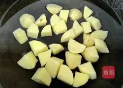 Illustration of how to cook diced potatoes with chicken 2