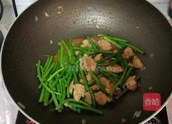 Illustration of how to make fried meat with garlic moss 5