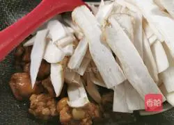 Illustration of how to make king oyster mushroom and chicken wings in a pot 6