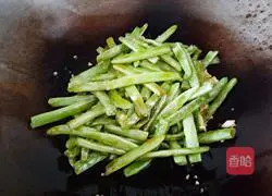 Illustration of how to stir-fry green beans with garlic 10