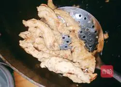 Illustration of how to make spicy crispy pork 12