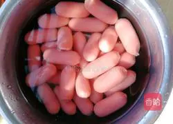 Illustration of how to make fried red sausage (in the shape of a small octopus) 1