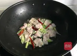 Illustration of how to make fried pork belly with tea tree mushroom 5