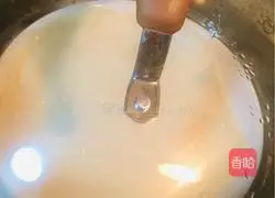 Illustration of how to make shredded pork with Beijing sauce 10