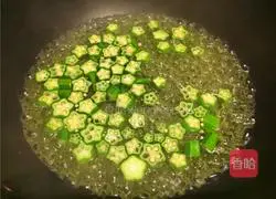 Illustration of how to make okra scrambled eggs 2