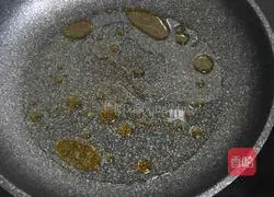 Illustration of how to stew fish in iron pot 3