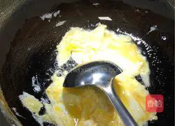 Illustration of how to make fried eggs with garlic sprouts 2