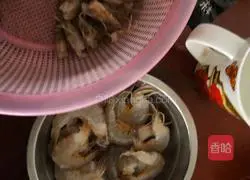 Illustration of how to make golden shrimp balls 1