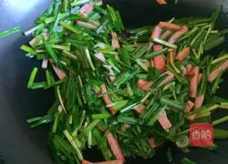 Xinwen Gourmet Fried Luncheon Meat with Chives and Eggs Recipe Illustration 5