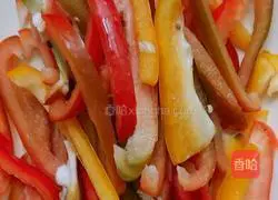 Illustration of how to make fried pork slices with colored pepper 2