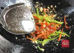 Illustration of how to make stir-fried shredded pork with wild rice 12