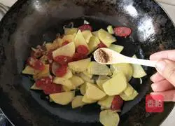 Illustration of how to make fried sausage with potato slices 11