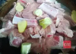 Illustration of how to make pork ribs and beans in one pot 1