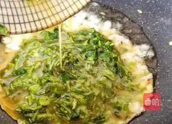 Illustration of how to make scrambled eggs with Chinese toon 9