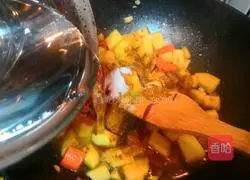 Illustration of how to cook potatoes with curry 6