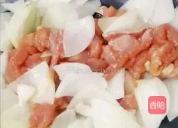 Illustration of how to stir-fry onion tenderloin with cumin 9