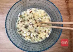 Illustration of how to make fragrant Sophora japonica eggs 5