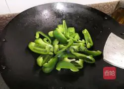 Illustration of how to make fried meat with green pepper 2