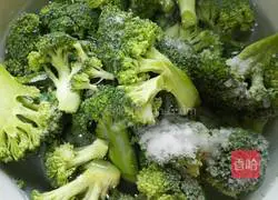 Recipe for stir-fried sausages with broccoli Illustration 2